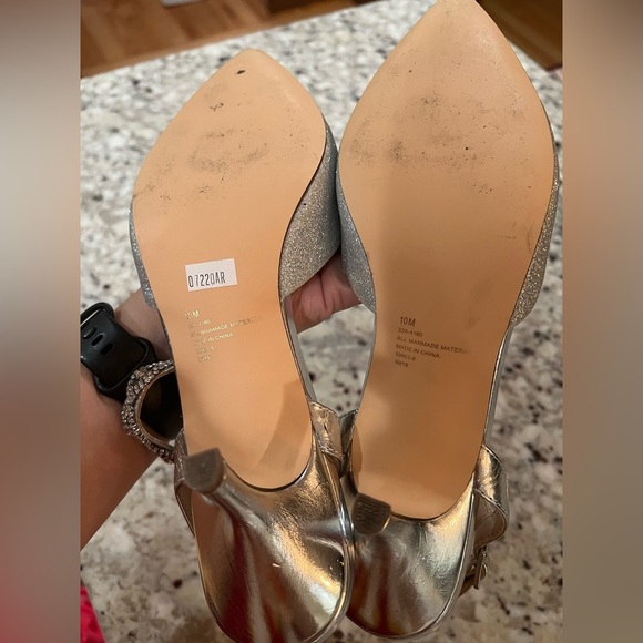 I. Miller Women’s Bryanna Buckle Pointed Toe Silver Sparkly Pumps Size 10 - Picture 4 of 7